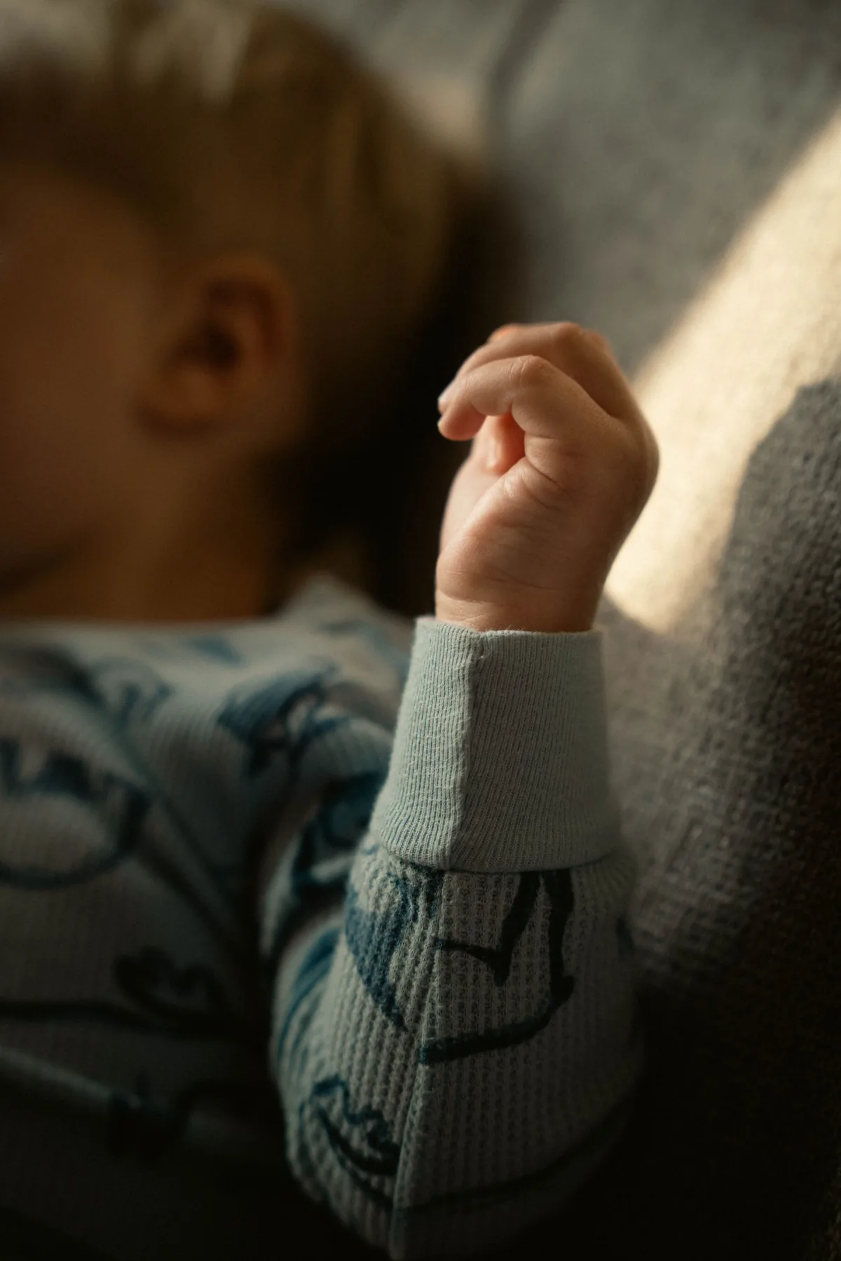 あたたかな光のなかで眠る子ども(イメージ写真)