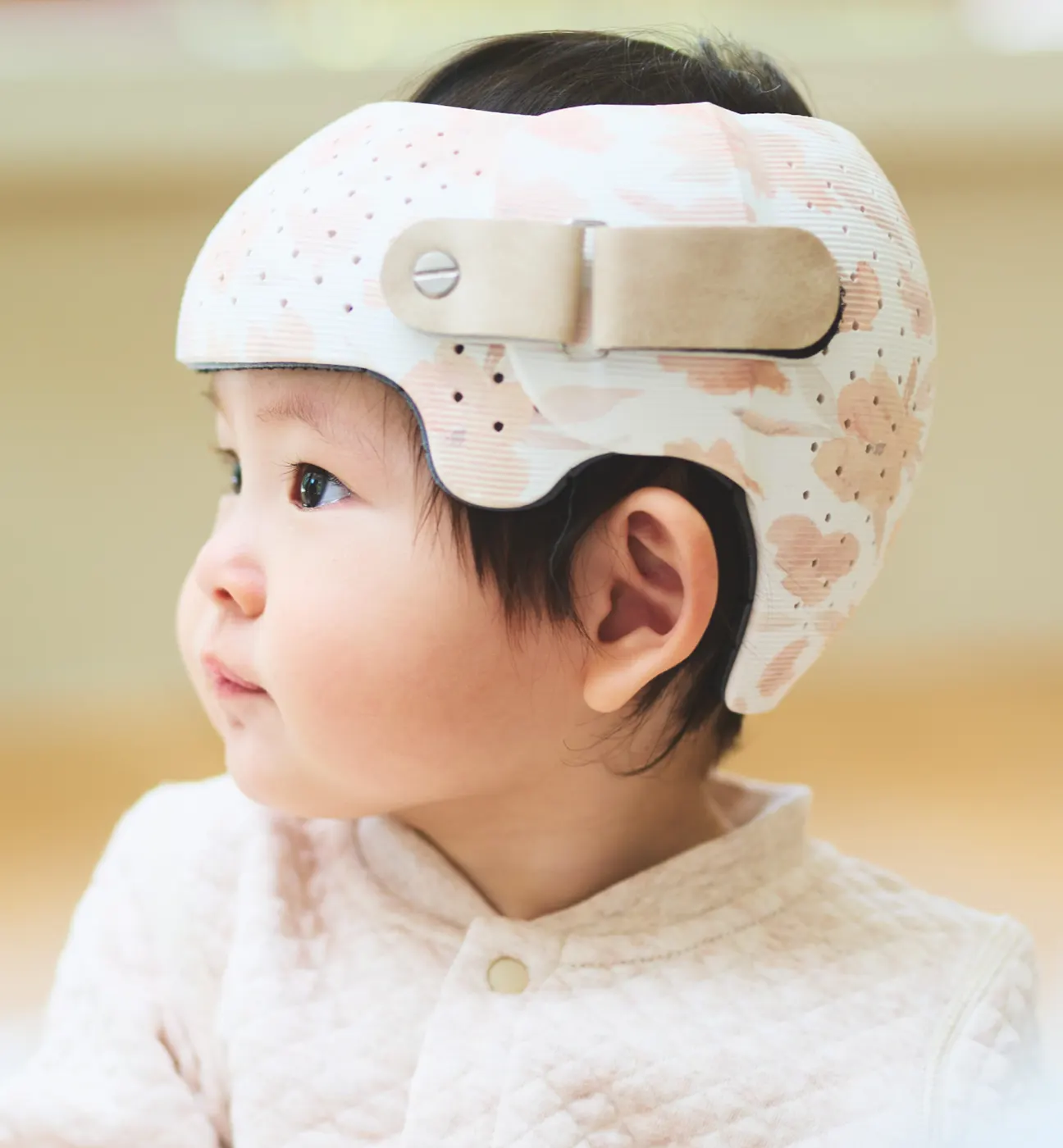 ヘルメットを装着した赤ちゃんの横顔。耳は出ていて、頭のうしろ半分を覆う形になっている